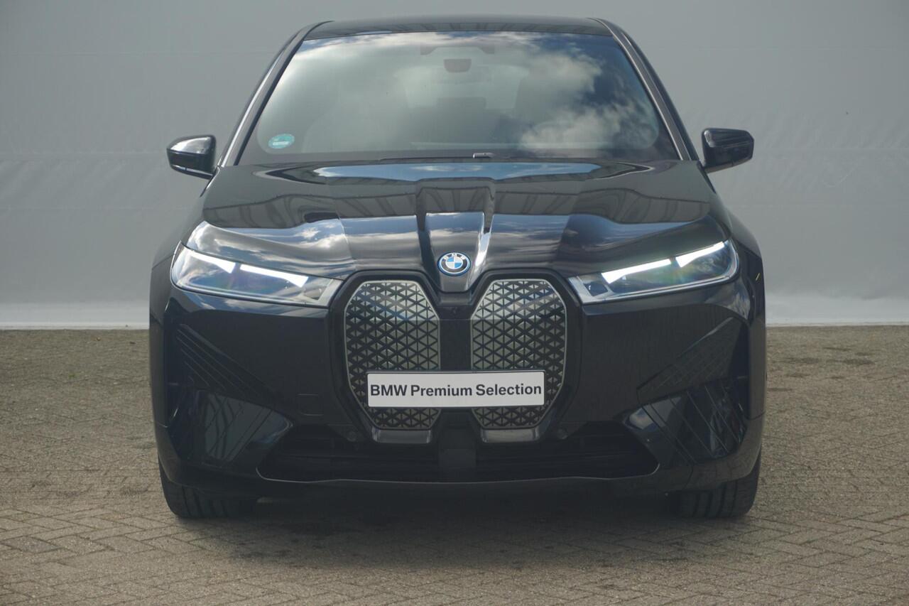 BMW iX xDrive50 Sportpakket | Trekhaak / Luchtvering / Active Steering / Panoramadak / Driving Assistant Professional / Parking Assistant Plus / Warmtecomfortpakket / 22 Inch