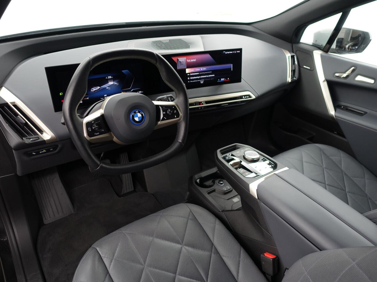 BMW iX xDrive40 M Sport Plus 77 kWh- Stoelmassage, Harman Kardon, 360 Camera, Head Up, Memory Seats, Sfeerverlichting