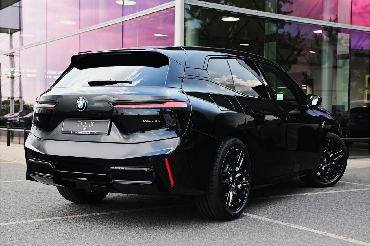 BMW iX xDrive45 M Sport / Panoramadak Sky Lounge / Trekhaak / Parking Assistant Professional / Soft-Close / M Multifunctionele Stoelen / Active Steering