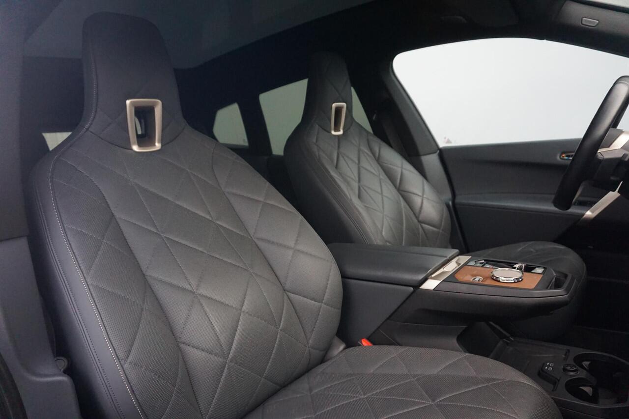 BMW iX M60 High Executive 112 kWh | Full PPF + Klasse 5 / Trekhaak / Panoramdak Sky Lounge / Soft Close / 22 Inch