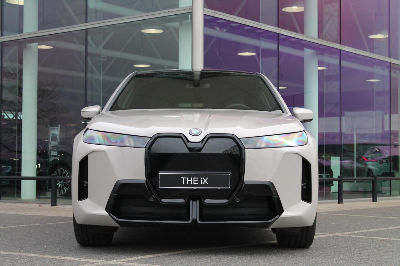 BMW iX xDrive60 M Sport / Panoramadak Sky Lounge / Trekhaak / M Multifunctionele Stoelen / Soft-Close / Bowers & Wilkins / Parking Assistant Professional