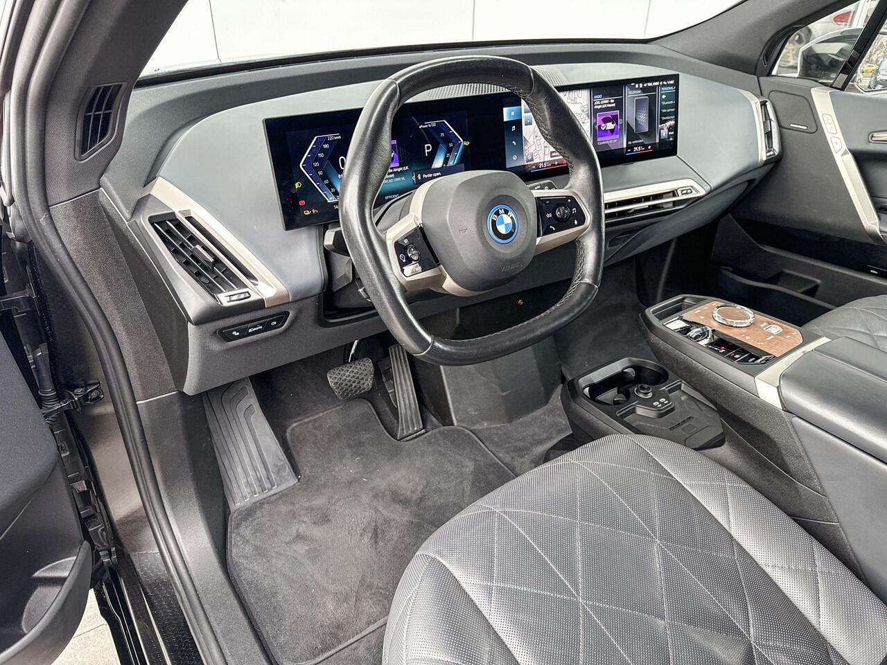 BMW iX xDrive40 High Executive M-Sport / Copilot Pack / Parking Assistant Plus / Harman Kardon / Head-Up / Stuurwielrand Verwarmd / 22 Inch / getint glas / Individual Exterieur Line Titanbronze / Clear&Bold / Selections