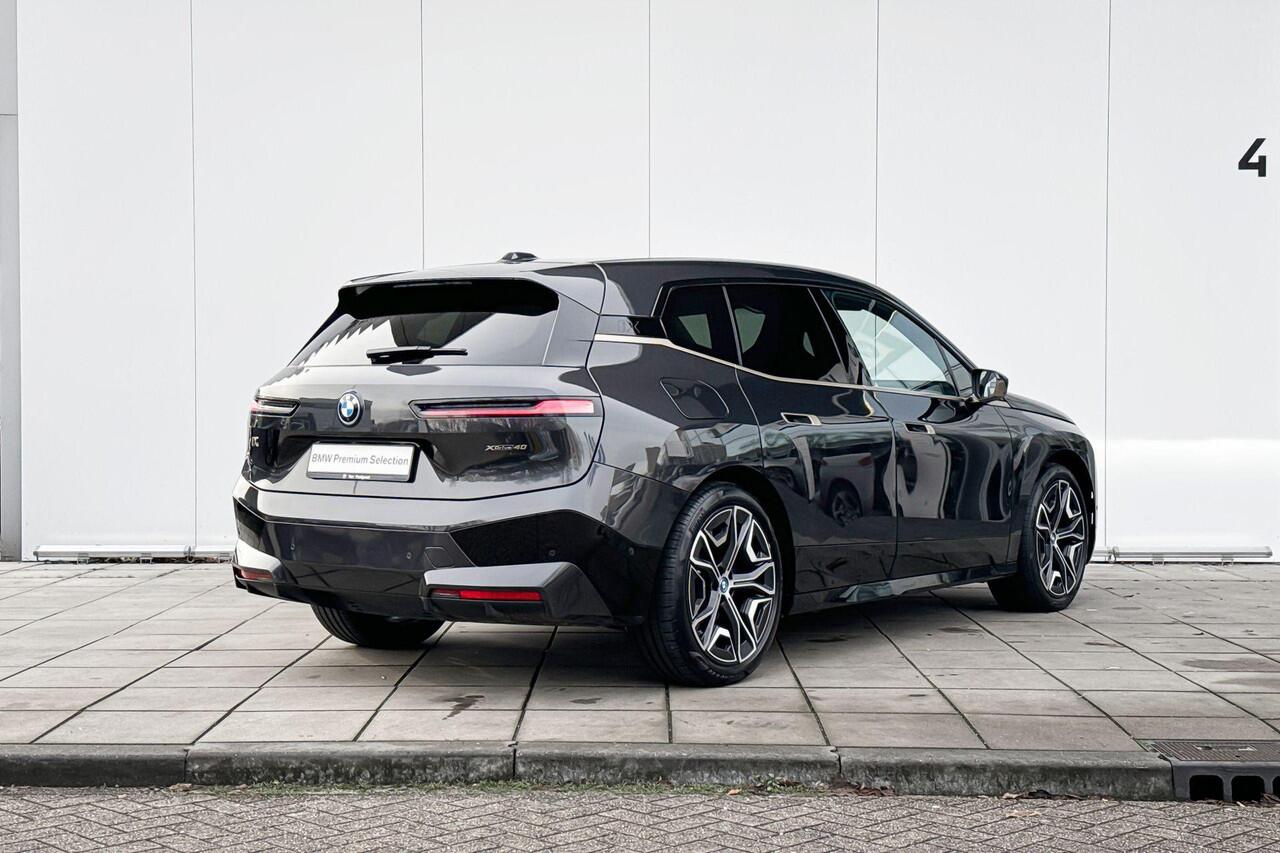 BMW iX xDrive40 High Executive M-Sport / Copilot Pack / Parking Assistant Plus / Harman Kardon / Head-Up / Stuurwielrand Verwarmd / 22 Inch / getint glas / Individual Exterieur Line Titanbronze / Clear&Bold / Selections