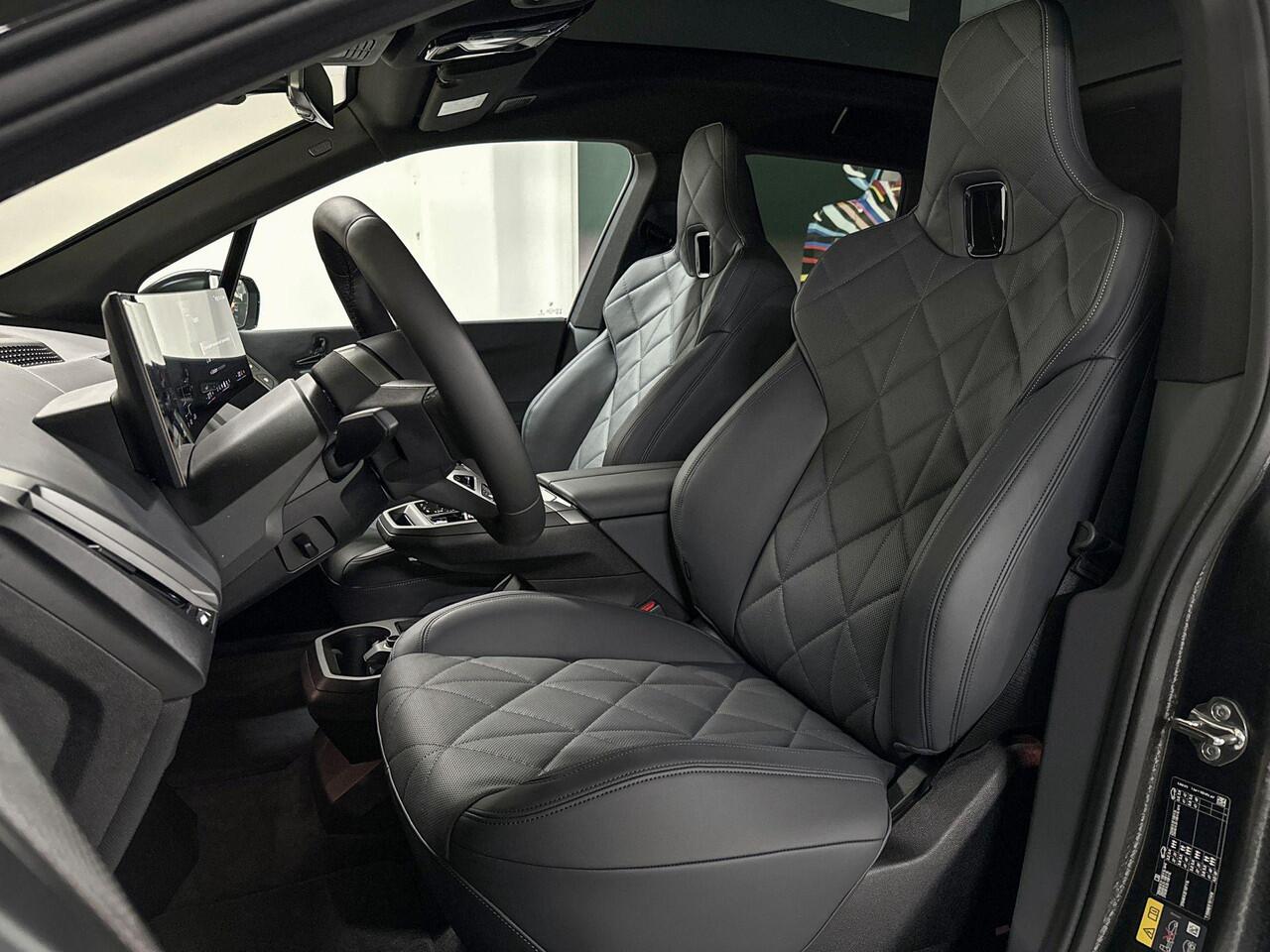 BMW iX xDrive60 | M-Sport Pro | Innovation Pack | Comfort Pack | Driving Assistant Professional | Parking Assistant Professional | Bowers&Wilkins | Sky Lounge | Soft-Close | Comfort Access | Trekhaak | Selections