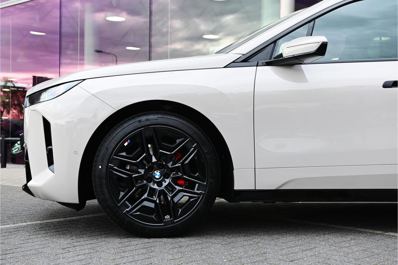 BMW iX xDrive45 M Sport / Panoramadak Sky Lounge / Trekhaak / M Multifunctionele Stoelen / Parking Assistant Professional / Soft-Close / Active Steering