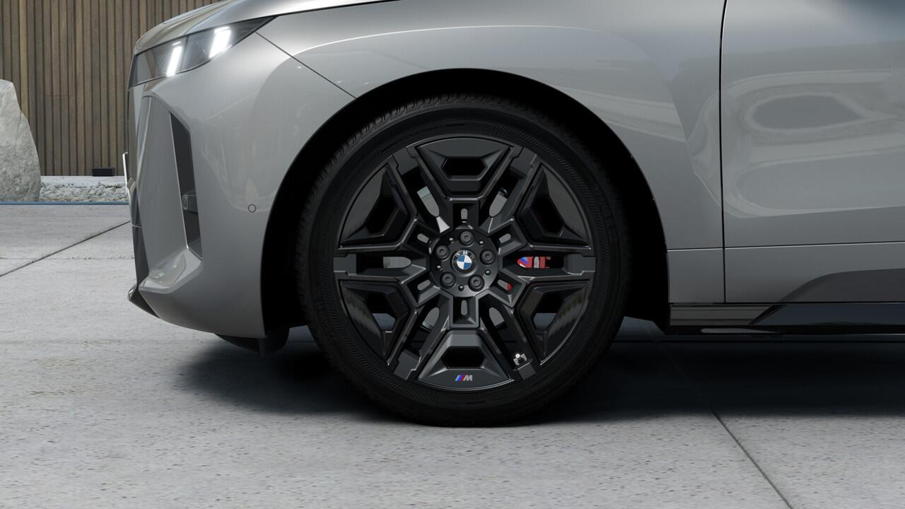 BMW iX xDrive45 M Sport / Panoramadak Sky Lounge / Trekhaak / M Multifunctionele Stoelen / Soft-Close / Parking Assistant Professional / Active Steering