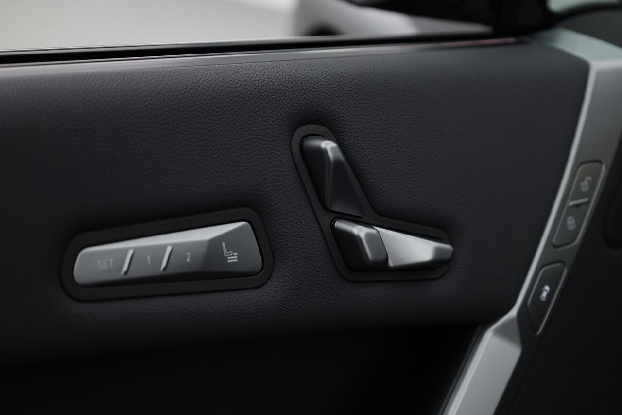 BMW iX xDrive45 101 kWh M Sport Pro | Pano+Sfeerv. | Frozen Deep Grey | Active Steering | Shadow Line | 23'' | Iconic Glow | Luchtvering | Elek. Trekhaak | Harman Kardon | Innovation pakket | Comfort Pakket | V