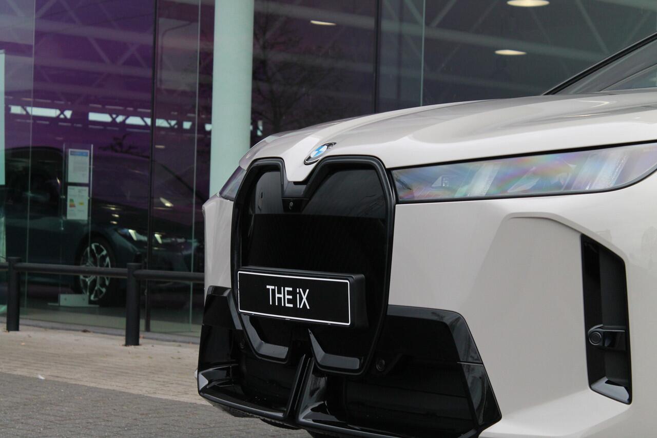 BMW iX xDrive60 M Sport / Panoramadak Sky Lounge / Trekhaak / M Multifunctionele Stoelen / Soft-Close / Bowers & Wilkins / Parking Assistant Professional