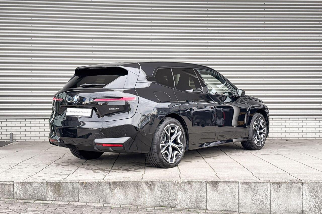 BMW iX xDrive50 Sportpakket / High Executive / CoPilot Pack / Integral Active Steering / Soft-Close / Sky Lounge / Harman Kardon / Luchtvering