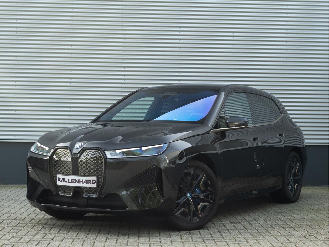 BMW iX xDrive40 - Sportpakket - Pano - Trekhaak - Soft Close - Driving Ass Prof - Lasers