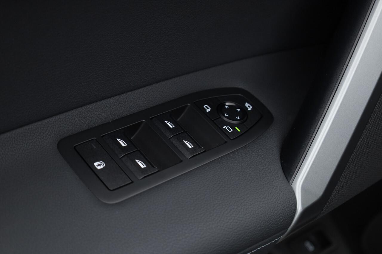 BMW iX xDrive45 101 kWh M Sport Pro | Pano+Sfeerv. | Frozen Deep Grey | Active Steering | Shadow Line | 23'' | Iconic Glow | Luchtvering | Elek. Trekhaak | Harman Kardon | Innovation pakket | Comfort Pakket | V