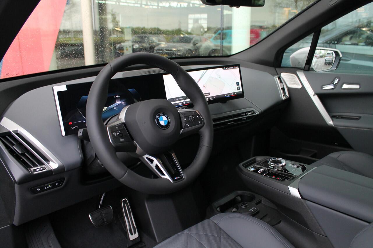 BMW iX xDrive60 M Sport / Panoramadak Sky Lounge / Trekhaak / M Multifunctionele Stoelen / Soft-Close / Bowers & Wilkins / Parking Assistant Professional