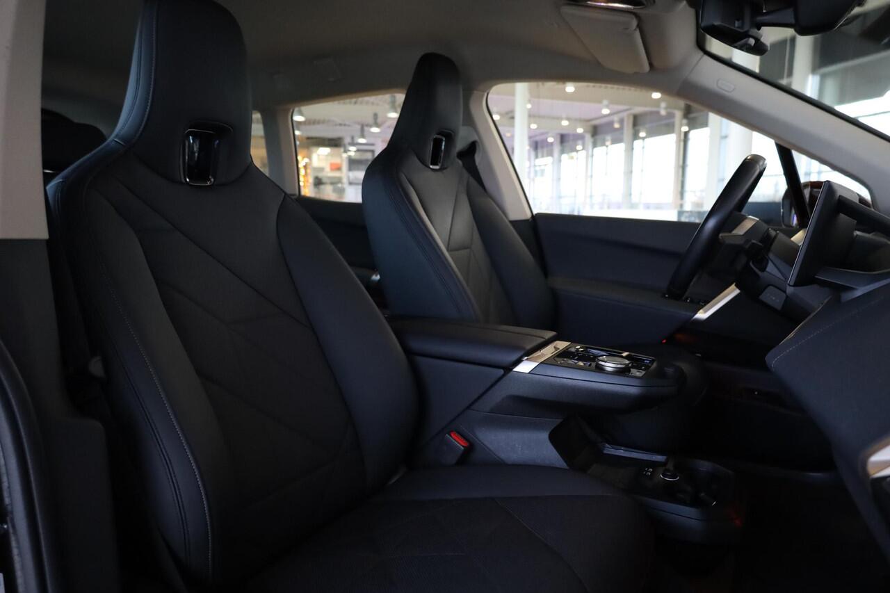 BMW iX xDrive40 | Sportpakket | Comfort Access | Driving Assistant | Rondomzicht Camera | Verwarmde Voorstoelen |