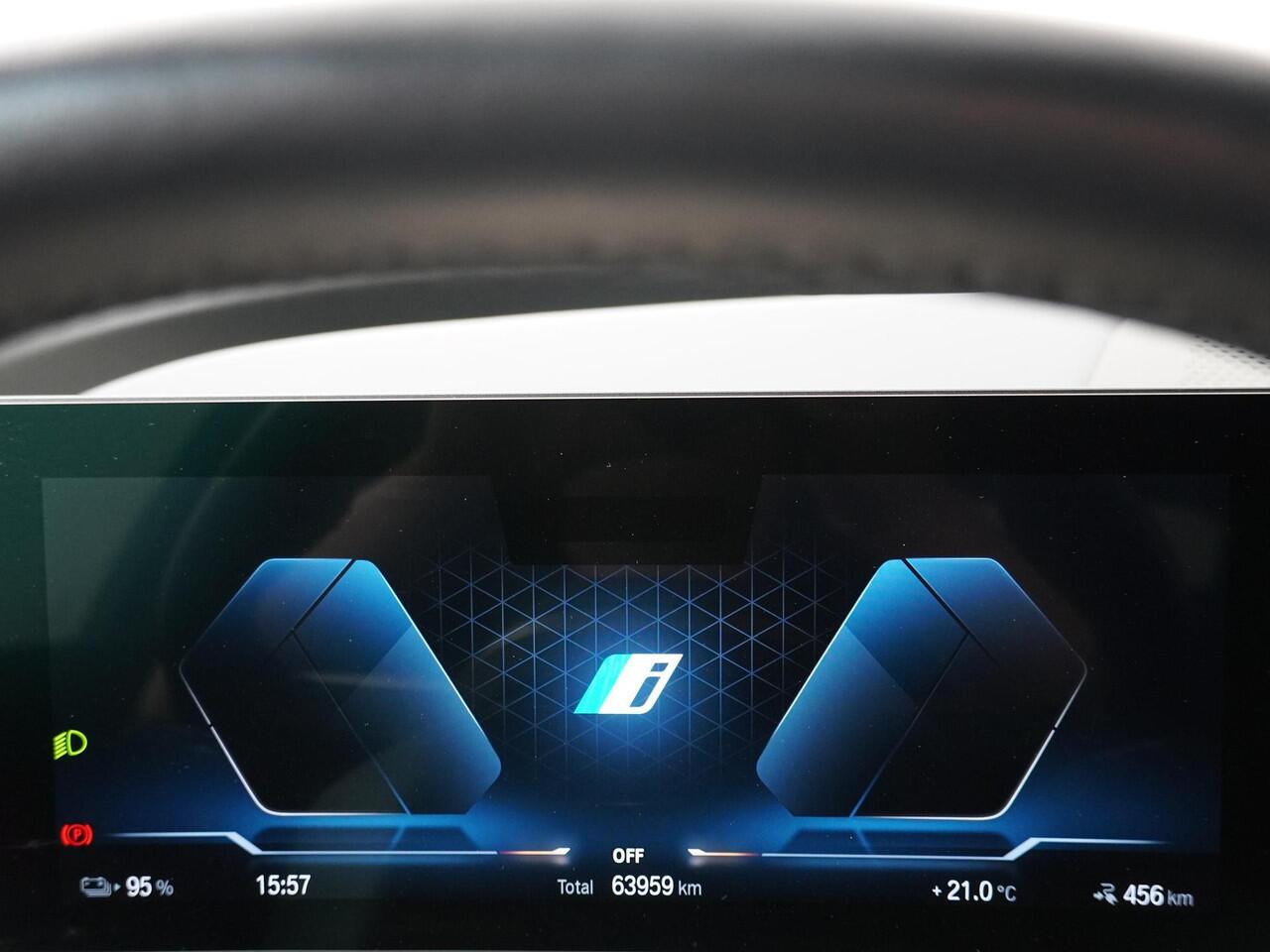 BMW iX M60 112 kWh | Trekhaak | Luchtvering |