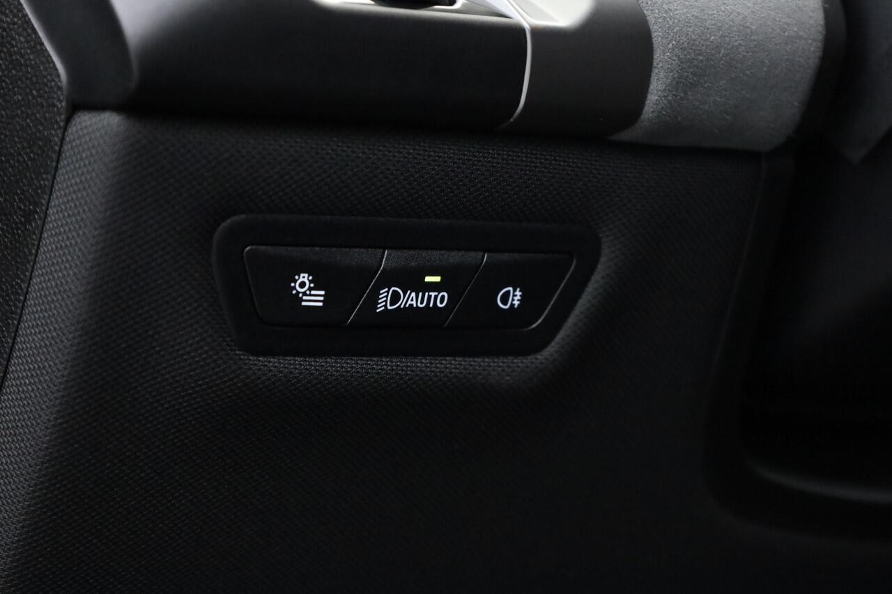 BMW iX xDrive45 101 kWh M Sport Pro | Pano+Sfeerv. | Frozen Deep Grey | Active Steering | Shadow Line | 23'' | Iconic Glow | Luchtvering | Elek. Trekhaak | Harman Kardon | Innovation pakket | Comfort Pakket | V