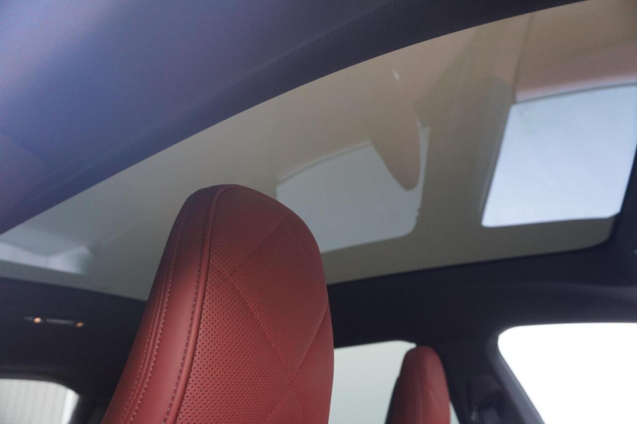 BMW iX xDrive50 Sportpakket | Trekhaak / Soft-Close / Luchtvering / Panoramdak / Driving Assistant Professional / Harman Kardon / BMW Laserlight / 22 Inch