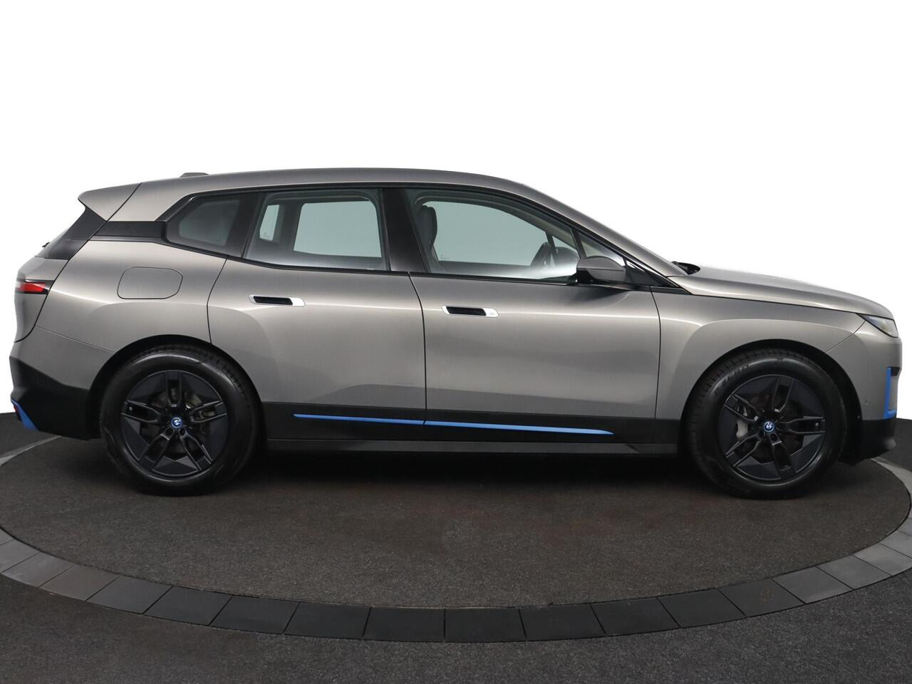 BMW iX xDrive40 Business Edition Plus 77 kWh | Driving Assistant Professional| voorstoelen verwarmd | laser LED koplampen |