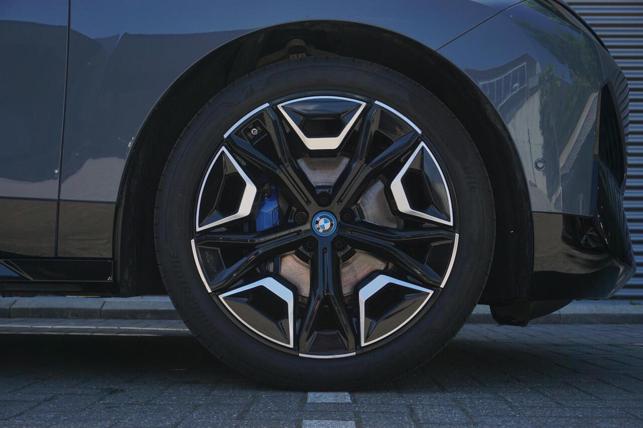 BMW iX xDrive50 Sportpakket | Comfort Access | Glazen panoramadak Sky Lounge | Driving Assistant Professional | HIFI System Harman Kardon | Parking Assistant Professional