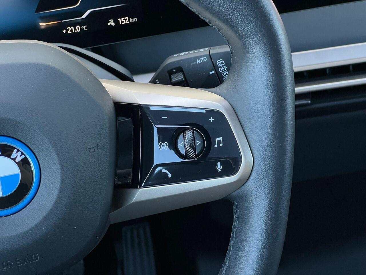 BMW iX xDrive50 Business Edition Plus 112 kWh | Sportpakket | Trekhaak | Driving Assistant Professional | Comfort Access