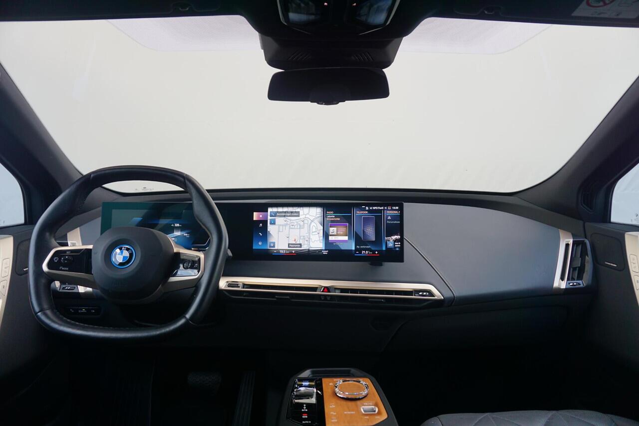 BMW iX xDrive50 Sportpakket | 22'' Aerodynamic | Panoramadak Sky Lounge | Trekhaak Elektrisch | Laserlight | Harman Kardon | Warmte Comfortpakket voor en achter