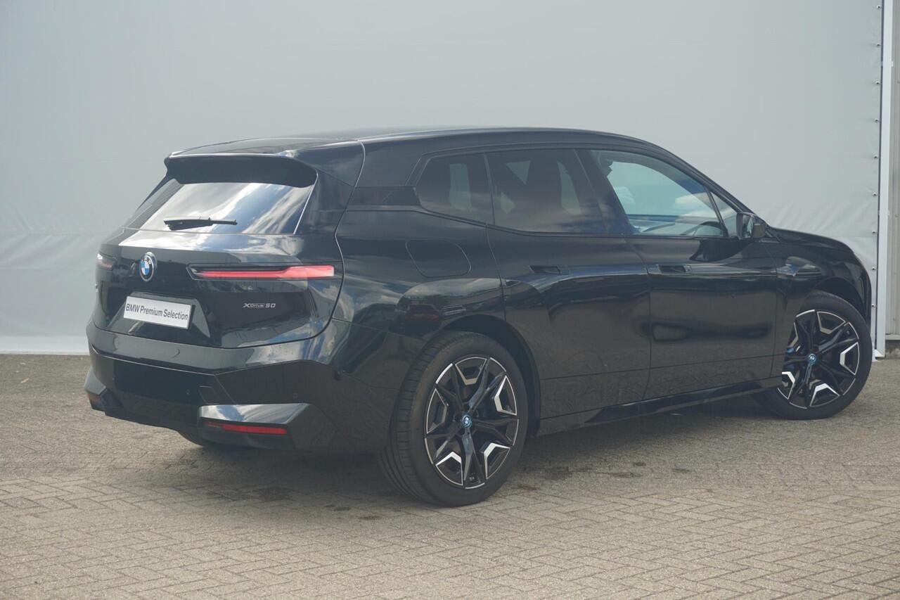 BMW iX xDrive50 Sportpakket | Trekhaak / Luchtvering / Active Steering / Panoramadak / Driving Assistant Professional / Parking Assistant Plus / Warmtecomfortpakket / 22 Inch