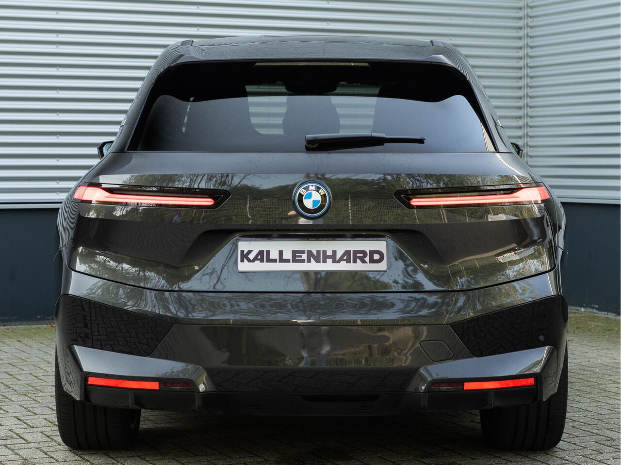 BMW iX xDrive40 - Sportpakket - Pano - Trekhaak - Soft Close - Driving Ass Prof - Lasers