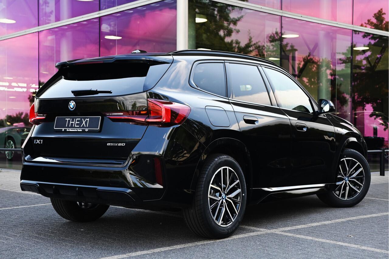 BMW iX1 eDrive20 M Sport / Sportstoelen / M Adaptief onderstel / Parking Assistant / Stoelverwarming