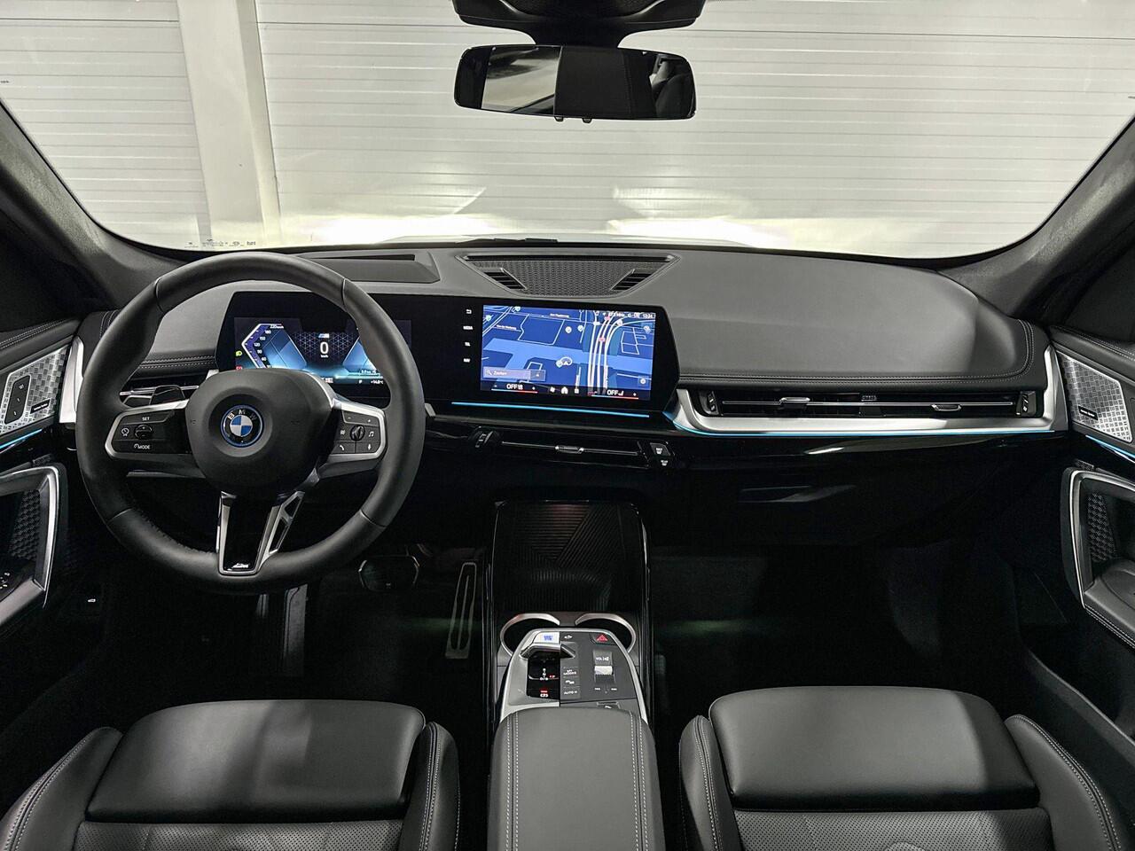 BMW iX1 eDrive20 | M-Sport | Comfort Pack | Driving Assistant Plus | Harman/Kardon | Head-up Display | Trekhaak | Selections