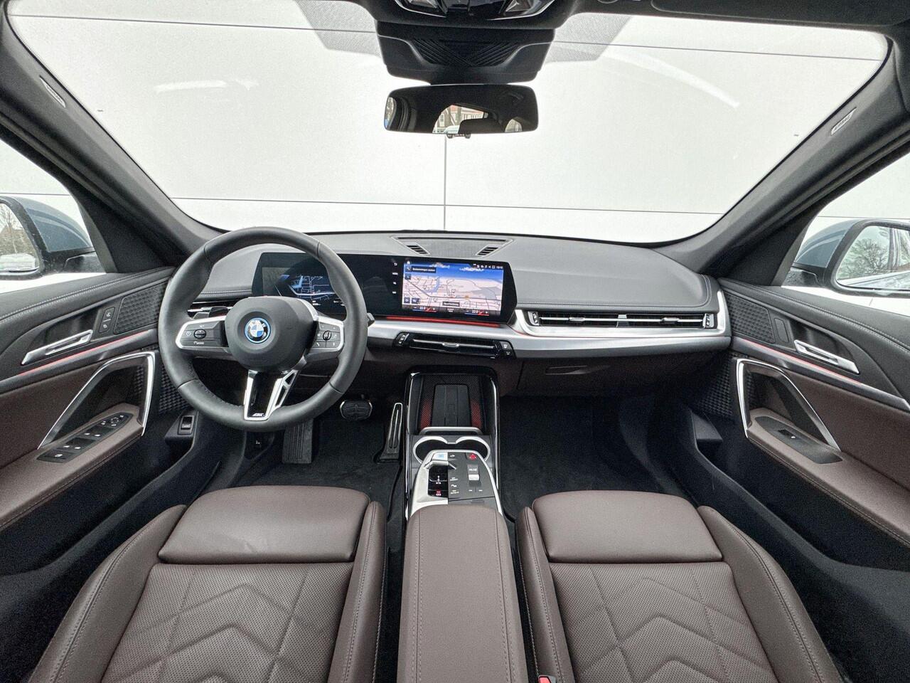 BMW iX1 xDrive30 M-Sport Premium Pack | Selections | M Sport | Stoelverwarming | Driving Assistant Plus | Comfort Access |