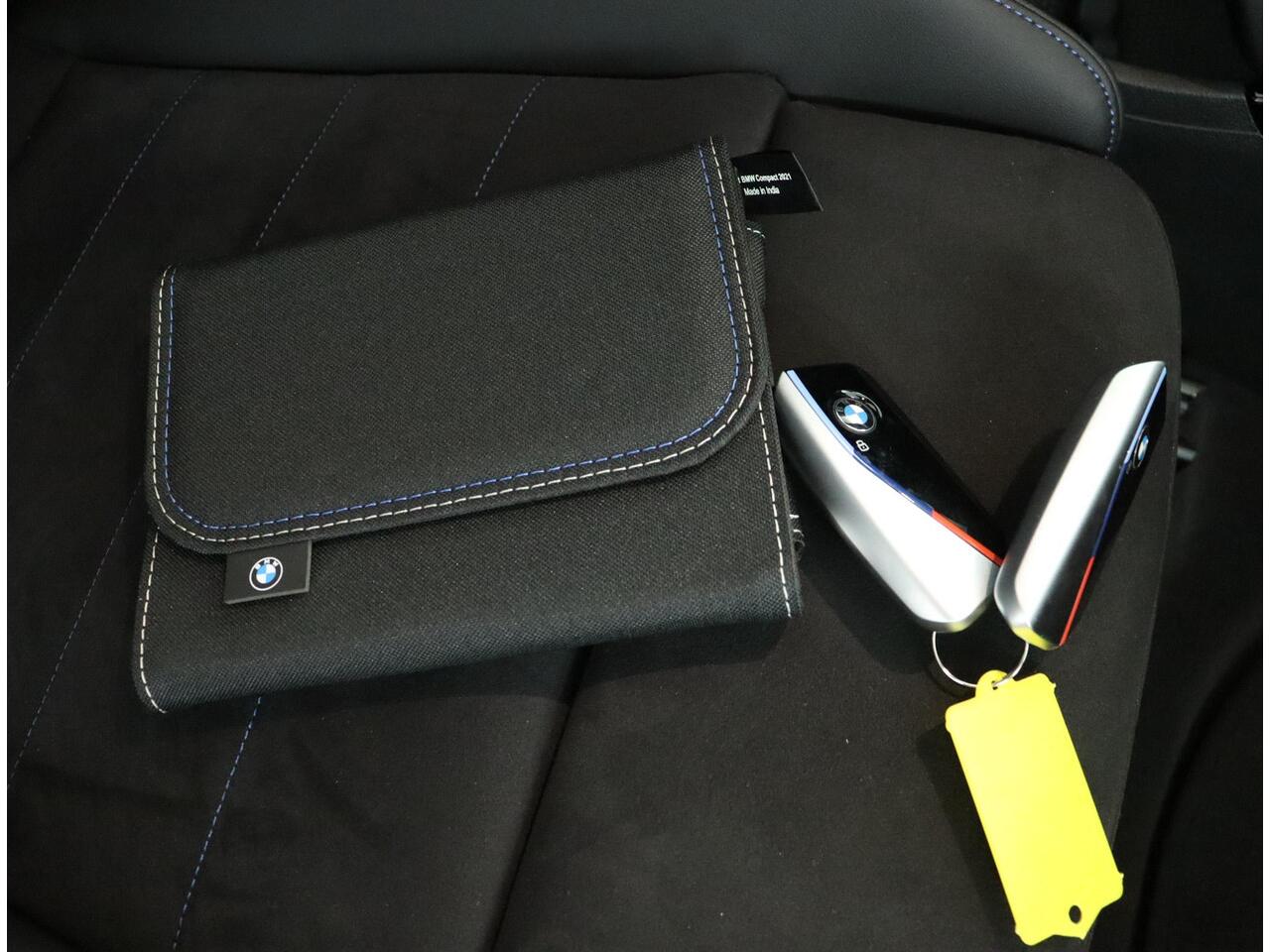 BMW iX1 eDrive20 67 kWh | M Sportpakket Pro | Comfort Access | Panoramadak | Harman-Kardon | Achteruitrijcamera | M Adaptief onderstel | Verwarmde Voorstoelen