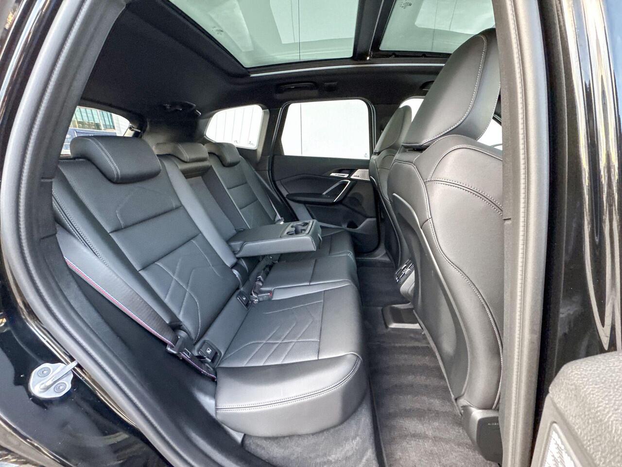 BMW iX1 xDrive30 M-Sport / Driving Assistant Professional / Glazen Schuifdak / Parking Assistant Plus / Head Up / Trekhaak Zwenkbaar / 19 Inch