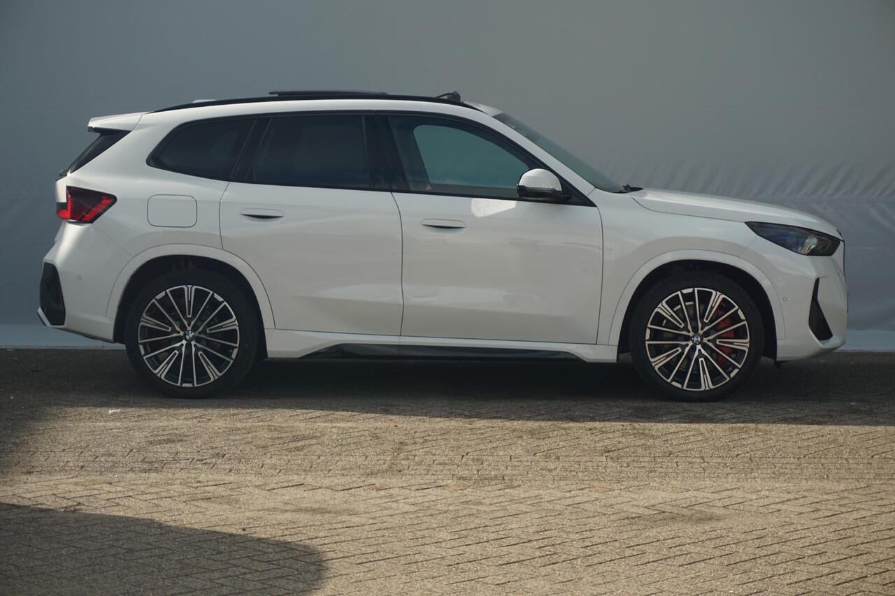 BMW iX1 eDrive20 M Sport Pro | Trekhaak / Head-up / Harman Kardon / Comfortstoelen Elektrische Stoelen met geheugen + Massagefunctie / Rondomzicht camera / Cruise control adaptief