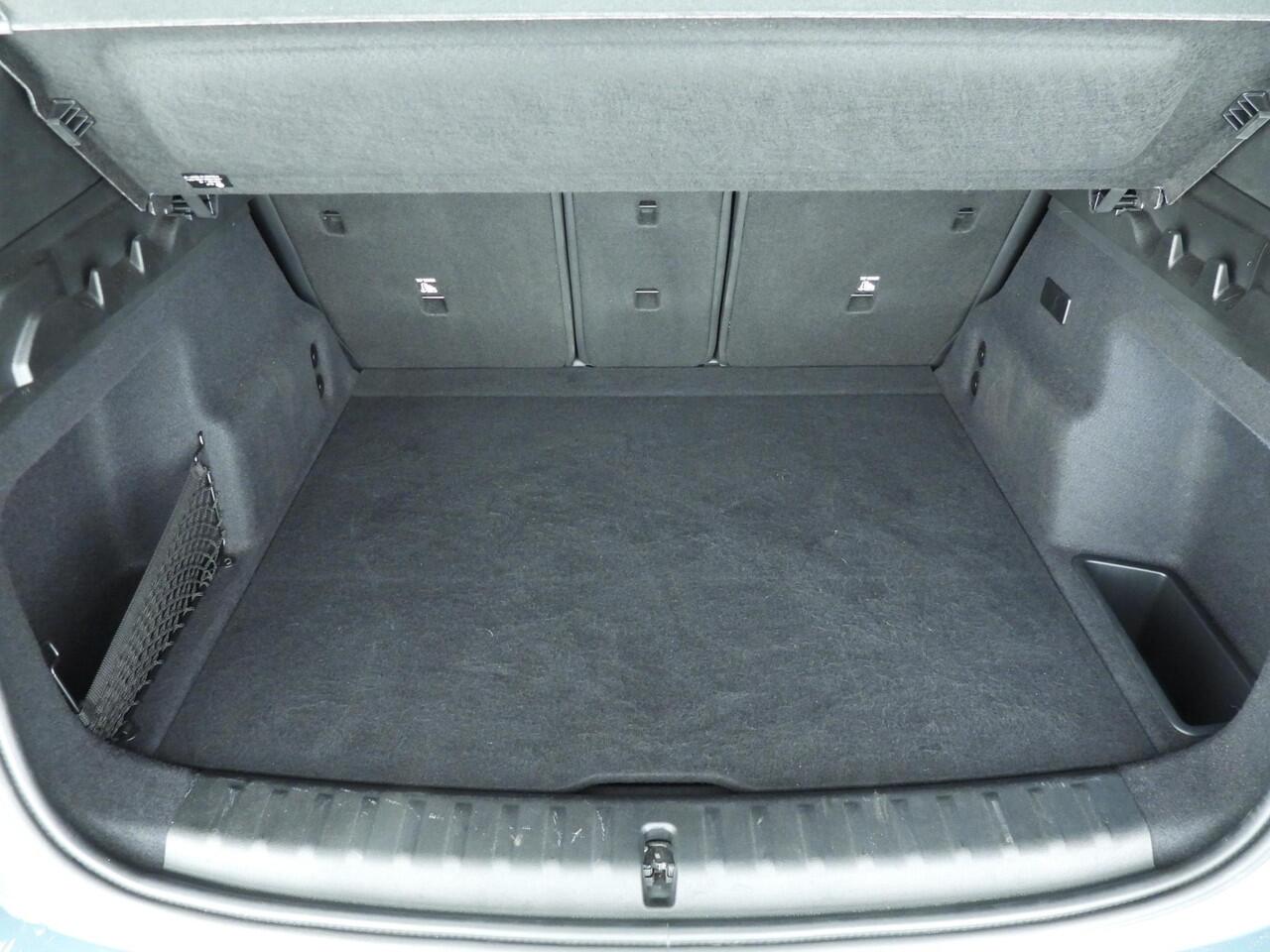 BMW iX1 xDrive30 | M-Sportpakket | LED | Leder | Navigatie | Schuifdak | Stoelverwarming | DAB | Alu 19 inch