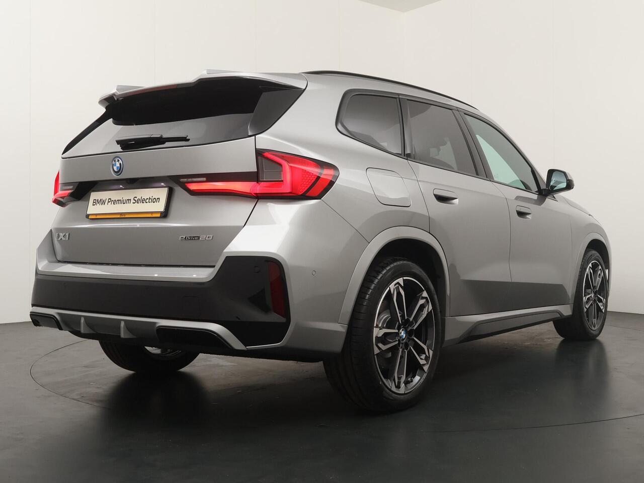 BMW iX1 eDrive20 67 kWh M-Sport Pro | Adaptive Cruise | Panoramadak | Harman Kardon | Elektrische stoelbediening | 19''