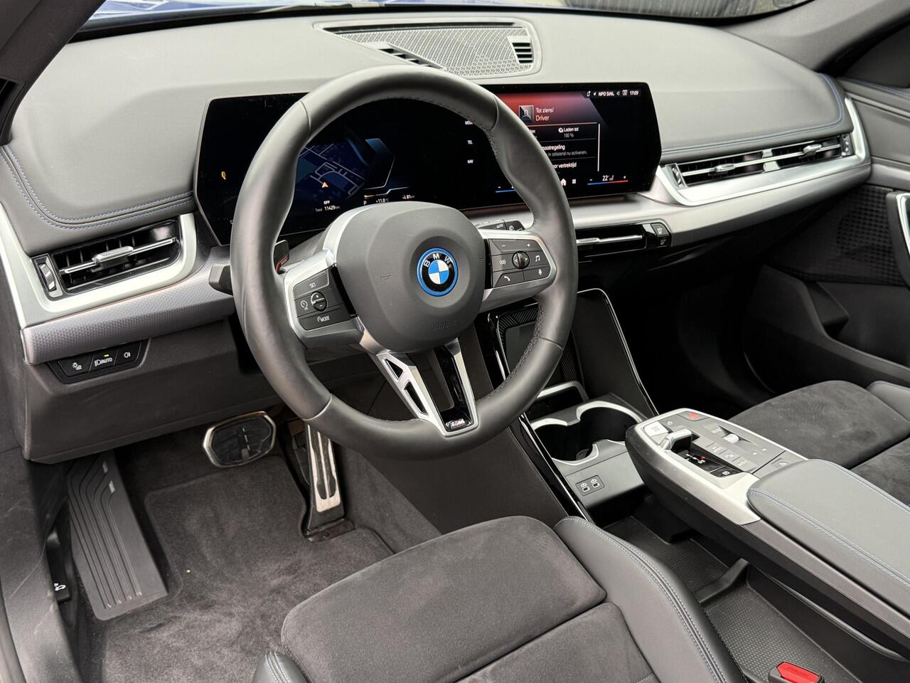 BMW iX1 eDrive20 | M-Sport | 19'' | Panorama | Camera | Stoelverw.