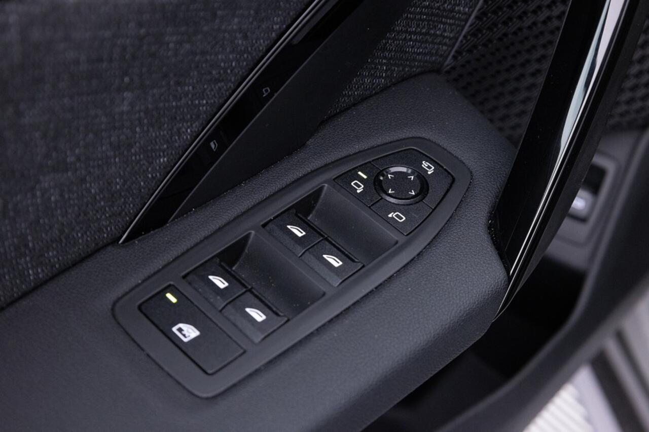 BMW iX1 eDrive20 67 kWh | PANORAMADAK | Full LED ? 1e Eigenaar | SOH 98,6%