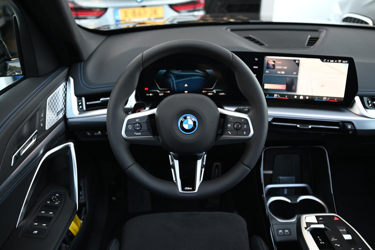 BMW iX1 eDrive20 M Sport / Panoramadak / Trekhaak / Sportstoelen / Adaptieve LED / M Adaptief onderstel / Comfort Access / Parking Assistant