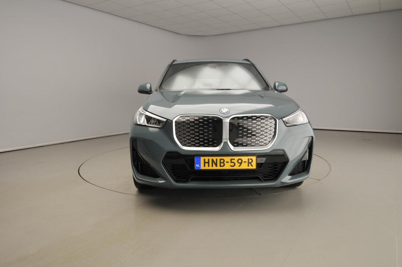 BMW iX1 xDrive30 | M-Sportpakket | LED | Leder | Navigatie | Schuifdak | Stoelverwarming | DAB | Alu 19 inch