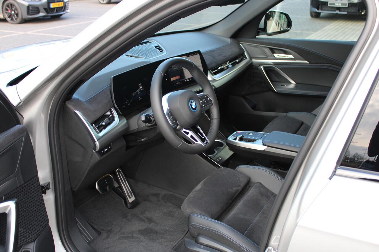 BMW iX1 eDrive20 M Sport / Panoramadak / Trekhaak / Sportstoelen / M Adaptief onderstel / Comfort Access / Head-Up / Adaptieve LED / Parking Assistant Plus