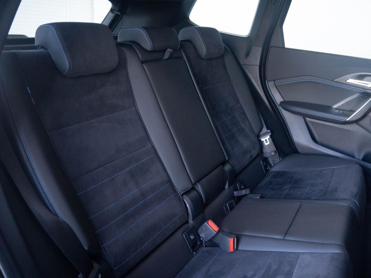 BMW iX1 xDrive30 | M Sportpakket | Parking Assistant | Isofix | Achteruitrijcamera | 18'' | Trekhaak