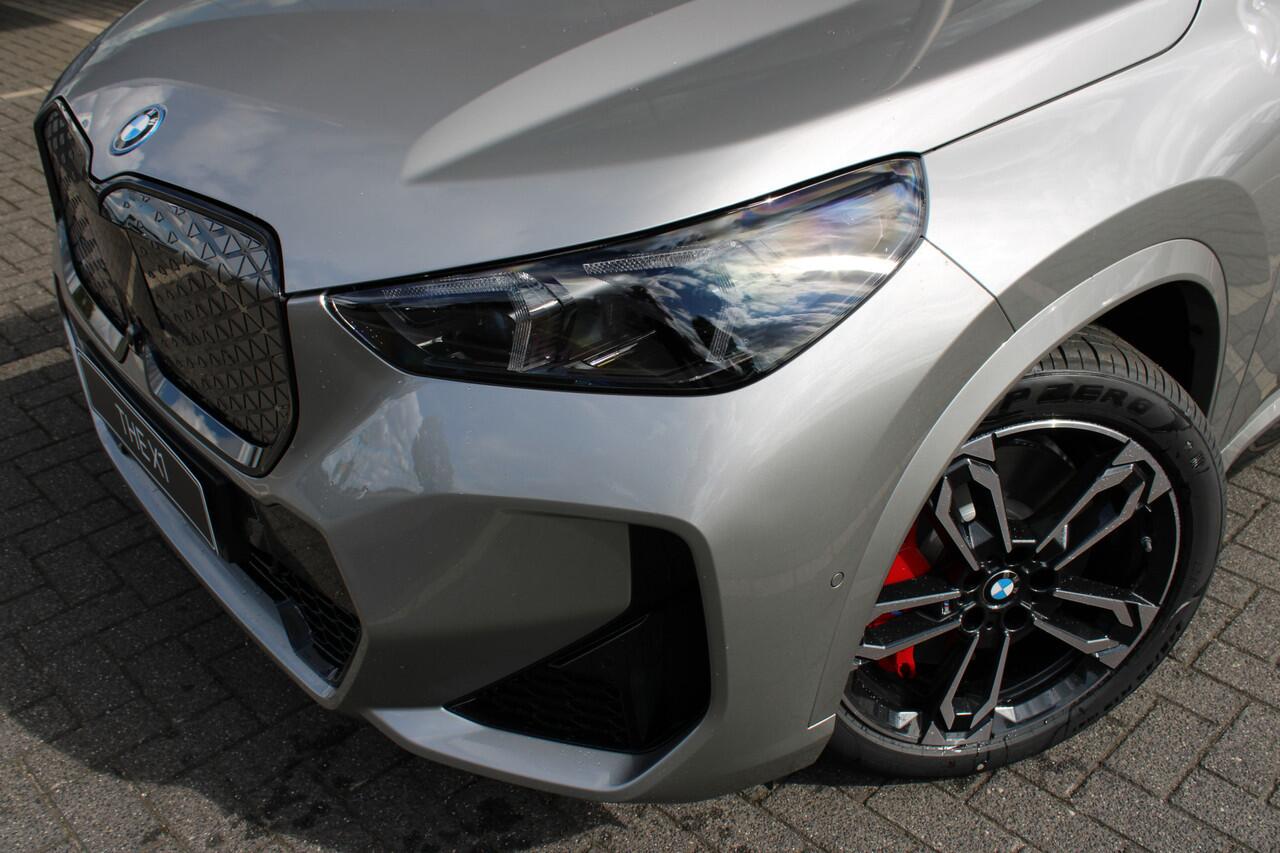 BMW iX1 eDrive20 M Sport / Sportstoelen / Achteruitrijcamera / Comfort Access / M Adaptief onderstel / Adaptieve LED / Parking Assistant / Stuurverwarming