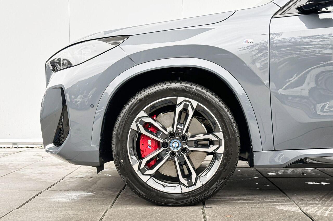 BMW iX1 eDrive20 M Sport Pro / Harman Kardon / Glazen Schuifdak / Head-Up / Driving Assistant Professional / Stoelverwarming / Stuurwielrandverwarming / 19 Inch