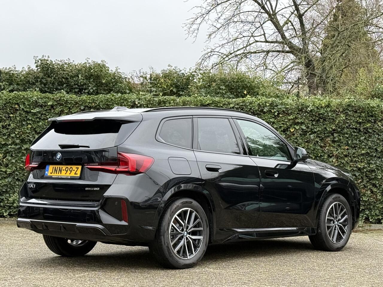 BMW iX1 eDrive20 | M-Sport | 18'' | Camera | Panorama | Getint Glas | Stoelverw.