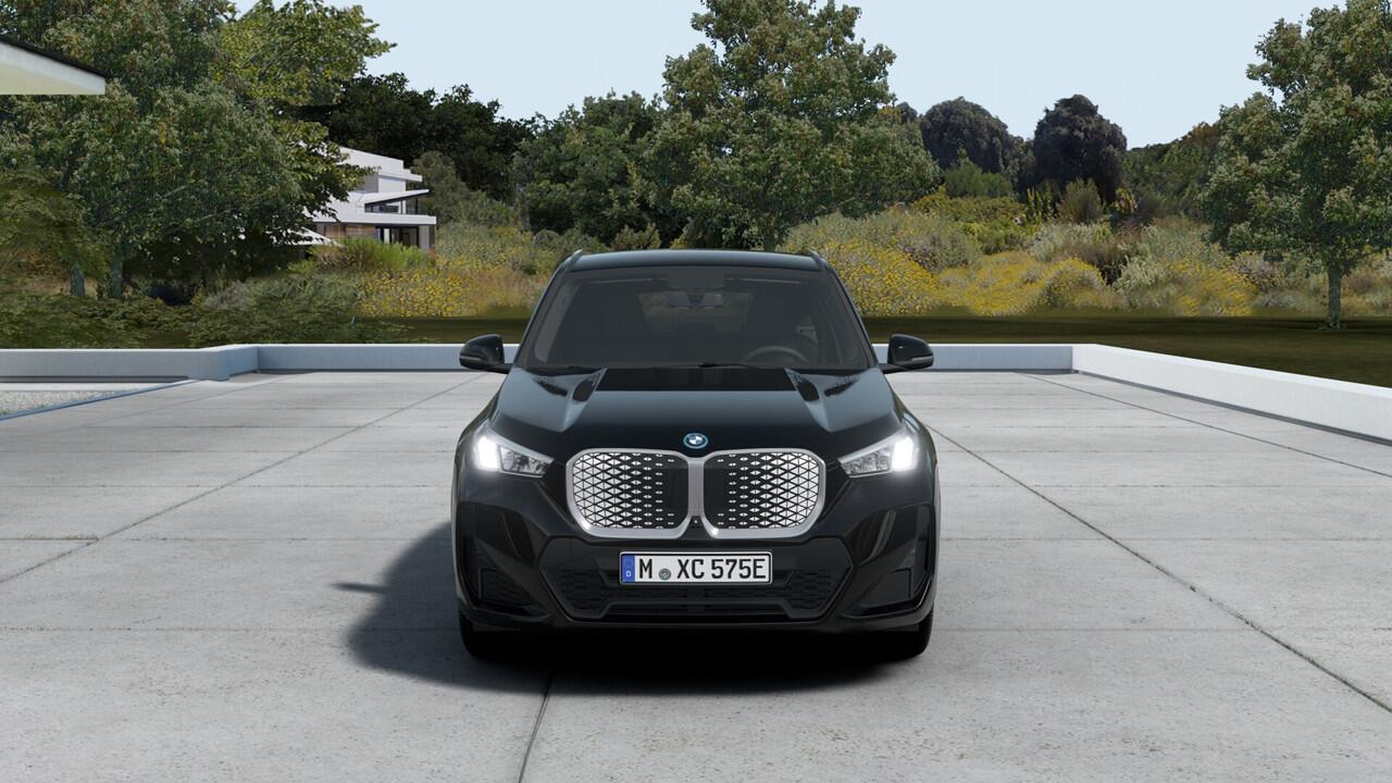BMW iX1 eDrive20 M Sport / Sportstoelen / Achteruitrijcamera / M Adaptief onderstel / Parking Assistant / Stoelverwarming