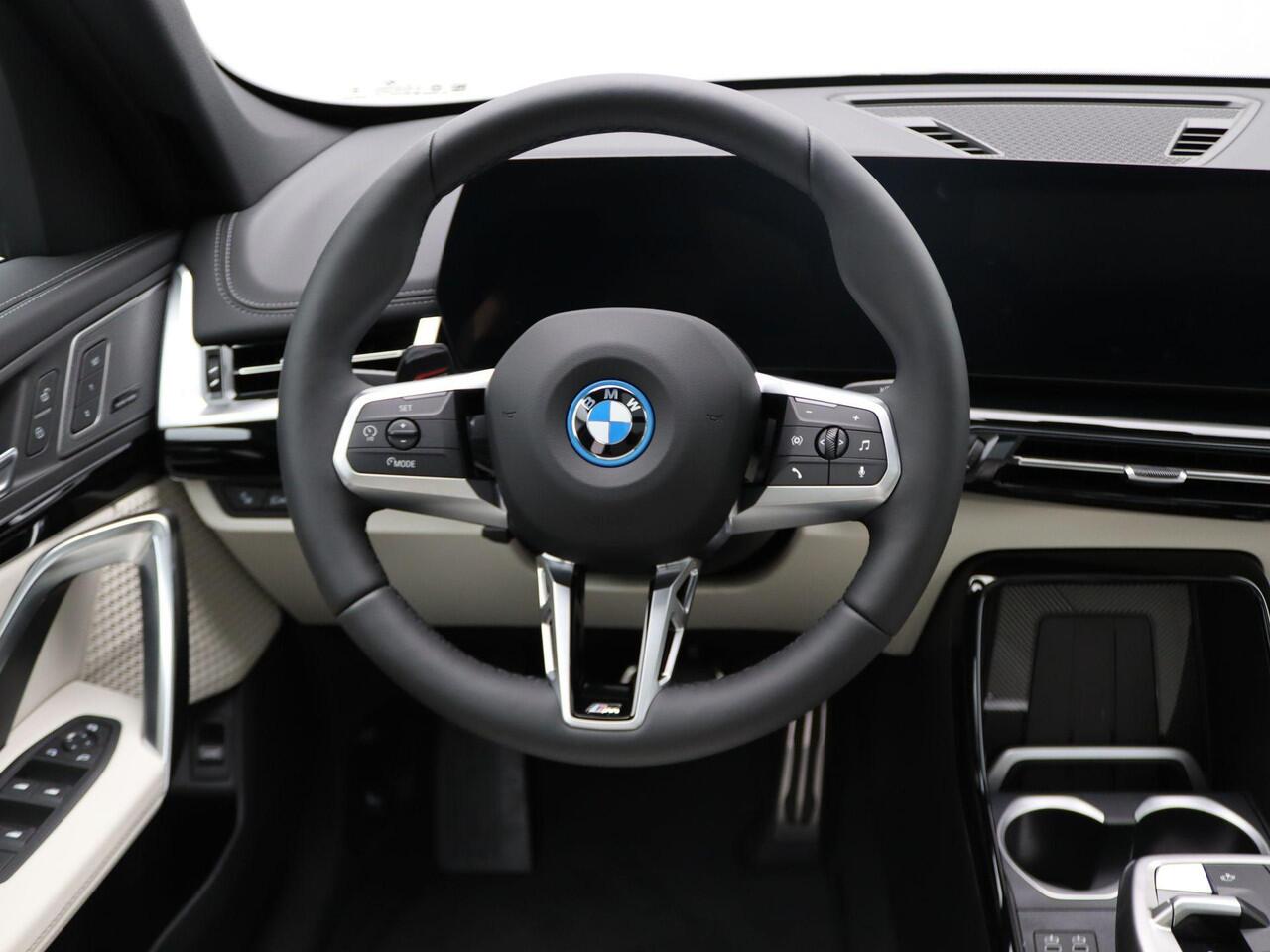 BMW iX1 eDrive20 M Sport Edition | Premium Pack | Comfort Pack | Travel Pack | Trekhaak | Panoramadak | Elektrisch Verstelbare Sportstoelen | Harman Kardon | 19''