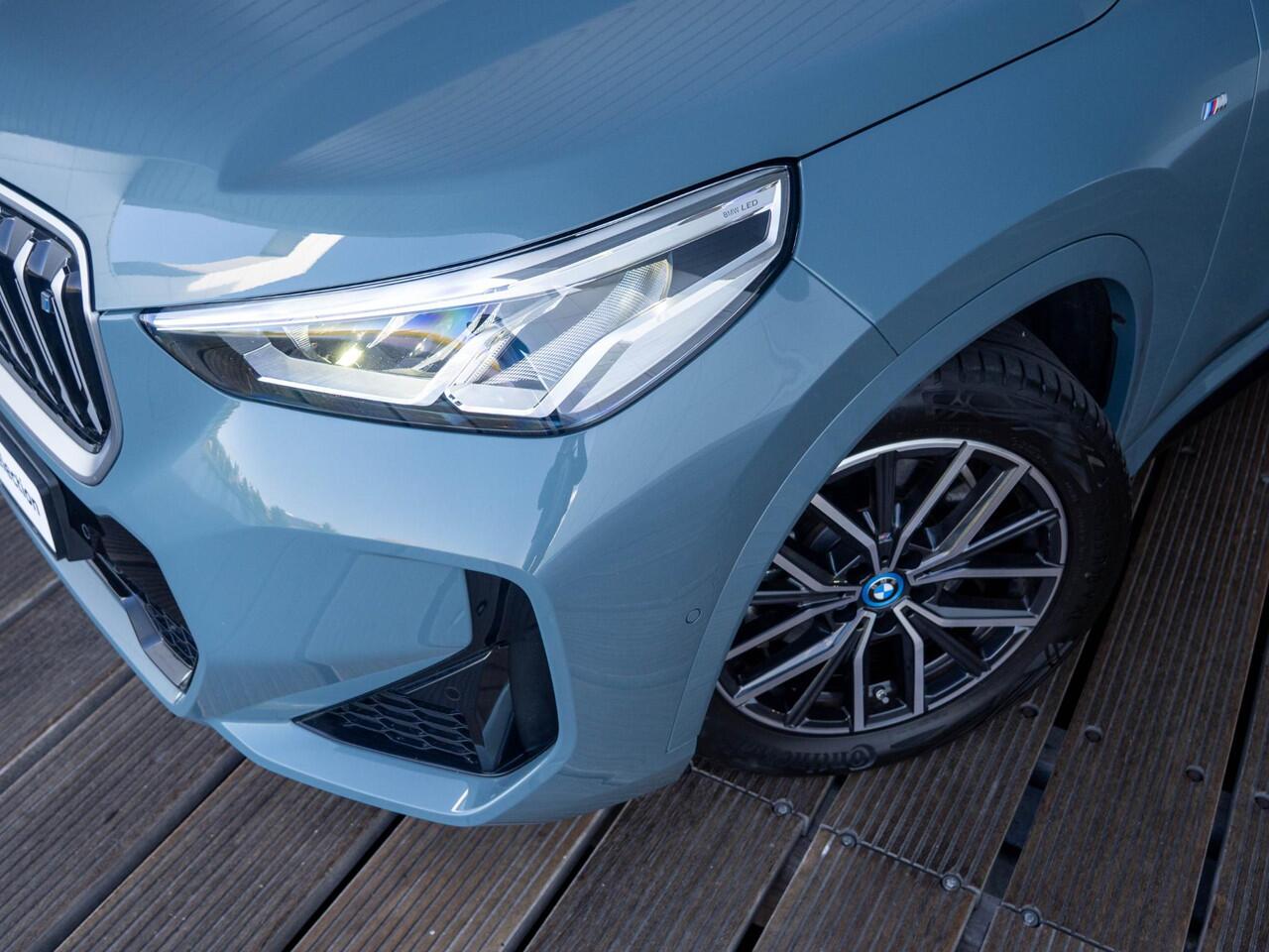 BMW iX1 xDrive30 | M Sportpakket | Parking Assistant | Isofix | Achteruitrijcamera | 18'' | Trekhaak