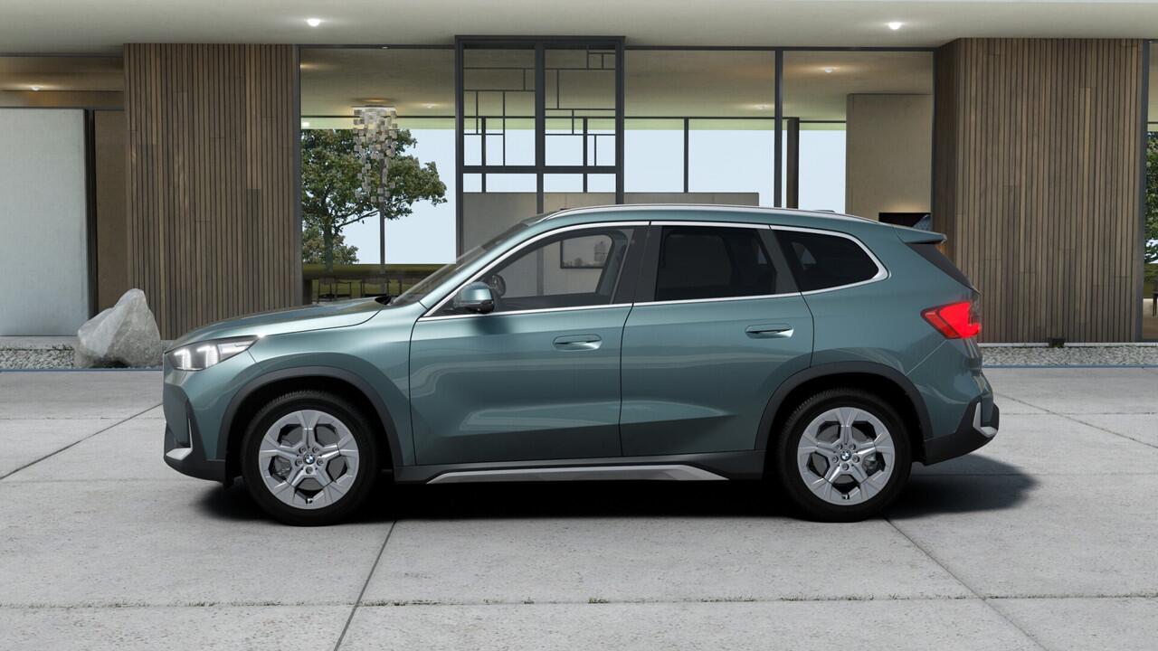 BMW iX1 eDrive20 Pure Edition / Adaptieve LED / Comfort Access / Parking Assistant / Stoelverwarming