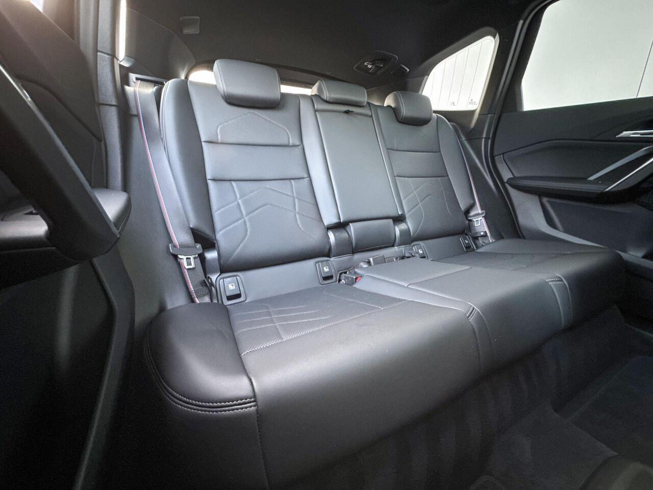 BMW iX1 xDrive30 M-Sport / Driving Assistant Professional / Glazen Schuifdak / Parking Assistant Plus / Head Up / Trekhaak Zwenkbaar / 19 Inch