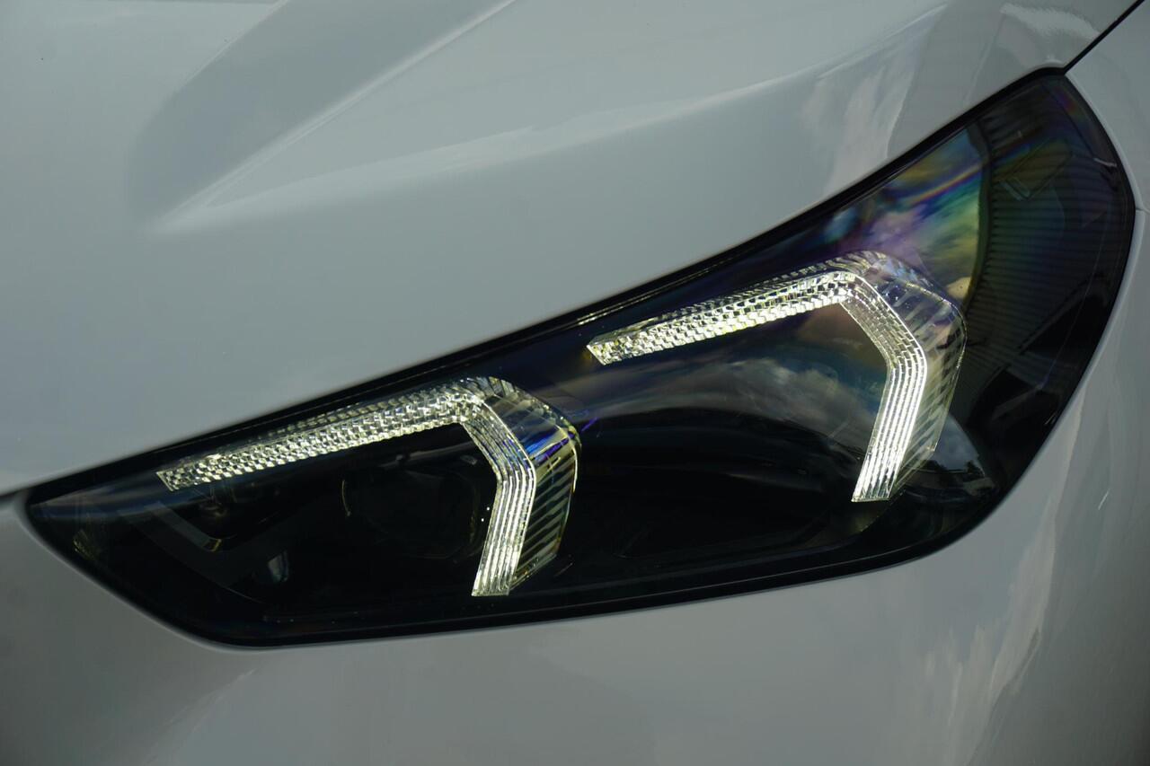 BMW iX1 eDrive20 M Sport Pro | Trekhaak / Head-up / Harman Kardon / Comfortstoelen Elektrische Stoelen met geheugen + Massagefunctie / Rondomzicht camera / Cruise control adaptief