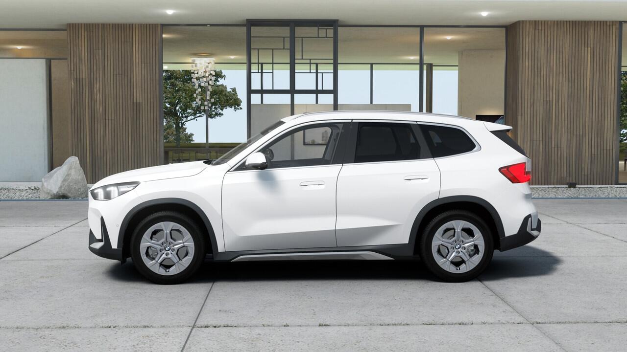 BMW iX1 eDrive20 Pure Edition / Adaptieve LED / Comfort Access / Parking Assistant / Stoelverwarming